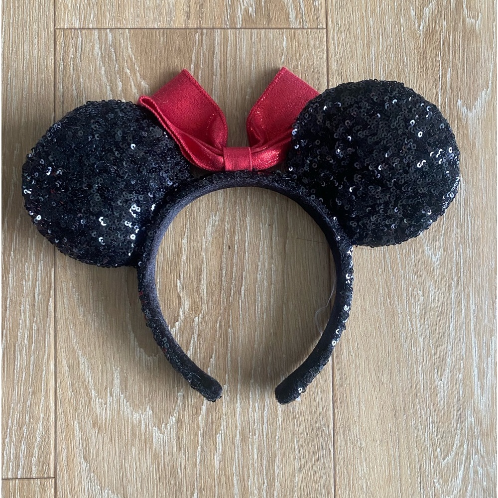 Disney mini mouse ears.